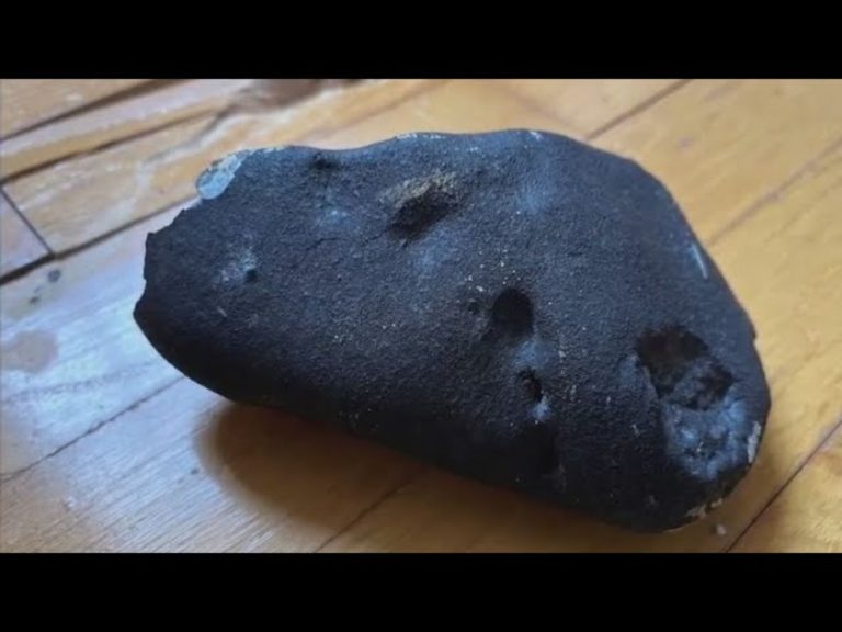 Meteorite precipita su una casa: spunta l’incredibile ipotesi. Ecco di cosa potrebbe trattarsi Meteorite precipita su una casa: spunta l’incredibile ipotesi. Ecco di cosa potrebbe trattarsi