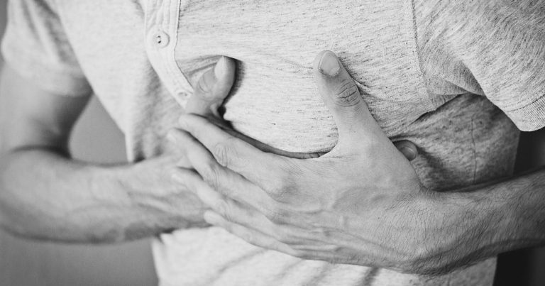 Caldo record, il rischio di infarto aumenta. Il cardiologo: ‘Ecco il sintomo…’