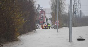 Meteo - Alluvione in Emilia Romagna, sale a 14 il numero dei morti. Black-out per 27mila utenze, ci sono nuove esondazioni