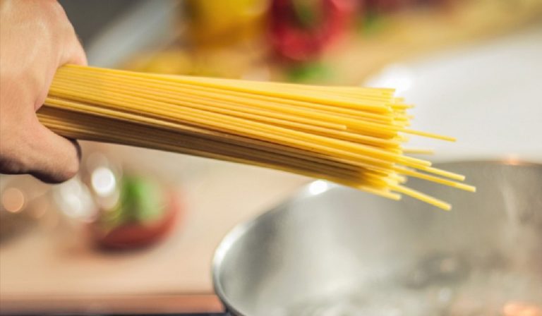 “Attenti al colore della pasta e dell’acqua di bollitura”: l’allarme lanciato dagli esperti per evitare disturbi intestinali “Attenti al colore della pasta e dell’acqua di bollitura”: l’allarme lanciato dagli esperti per evitare disturbi intestinali