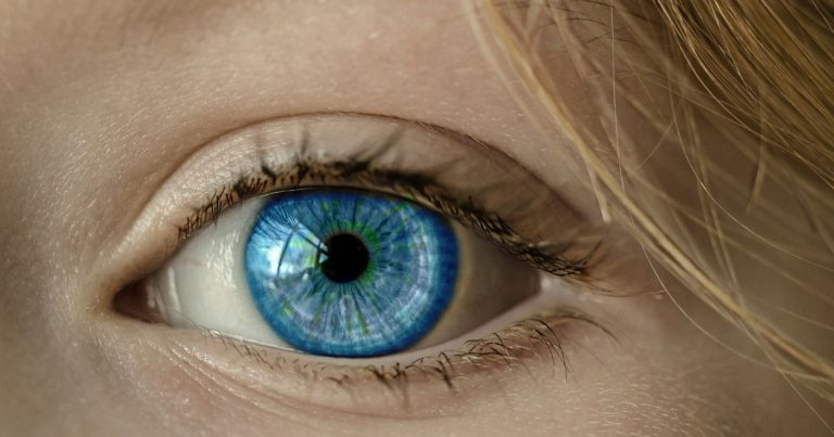 Problemi agli occhi, attenzione a questi sintomi: ecco perché non vanno sottovalutati
