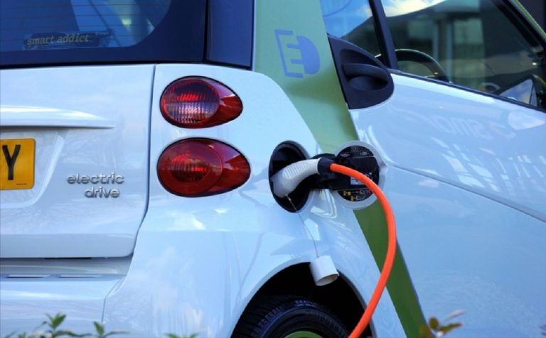 Batterie per auto elettriche, creata la prima batteria che si ricarica in 18 minuti con autonomia di 1000 km