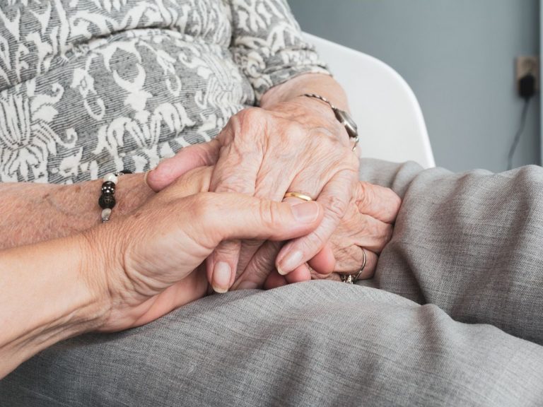 Carenza di vitamina B negli over 60: ecco i sintomi per riconoscerla e quali sono i rimedi Carenza di vitamina B negli over 60: ecco i sintomi per riconoscerla e quali sono i rimedi