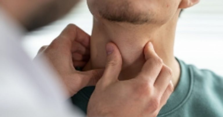 Nodulo tiroideo, attenzione a questi sintomi da non sottovalutare Nodulo tiroideo, attenzione a questi sintomi da non sottovalutare