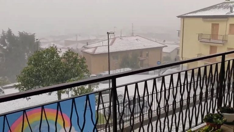 Violenta grandinata imbianca la città e l’autostrada italiana: ecco dove è successo