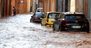 Meteo - Terribile alluvione trasforma le strade in fiumi e trascina via le automobili a Saragozza, i dettagli