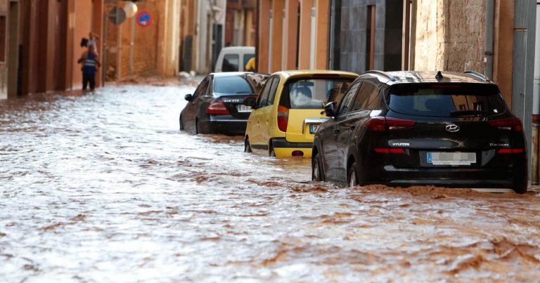 Meteo – Terribile alluvione trasforma le strade in fiumi e trascina via le automobili a Saragozza, i dettagli