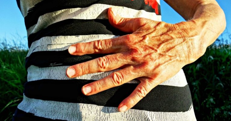 Vene delle mani gonfie: attenzione a questo sintomo da non sottovalutare. Ecco le possibili cause