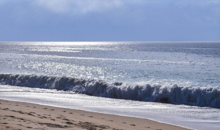 Tragedia in spiaggia in Italia: muore dopo il primo bagno della stagione. Ecco cosa è successo