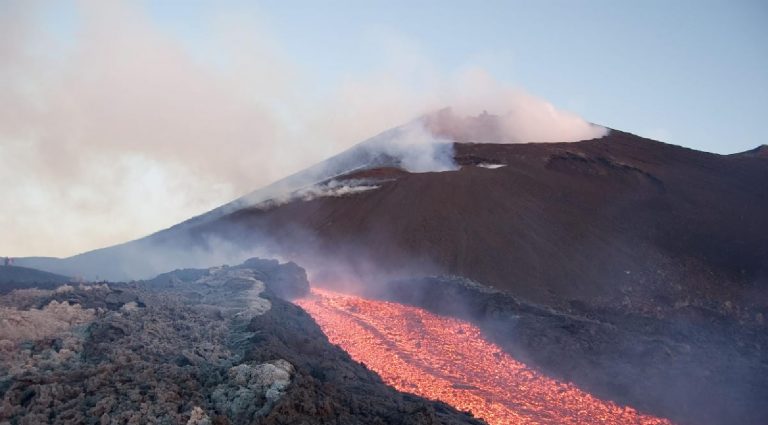I terremoti nascondono segnali per prevedere le eruzioni dell’Etna: un nuovo studio dell’INGV svela il metodo