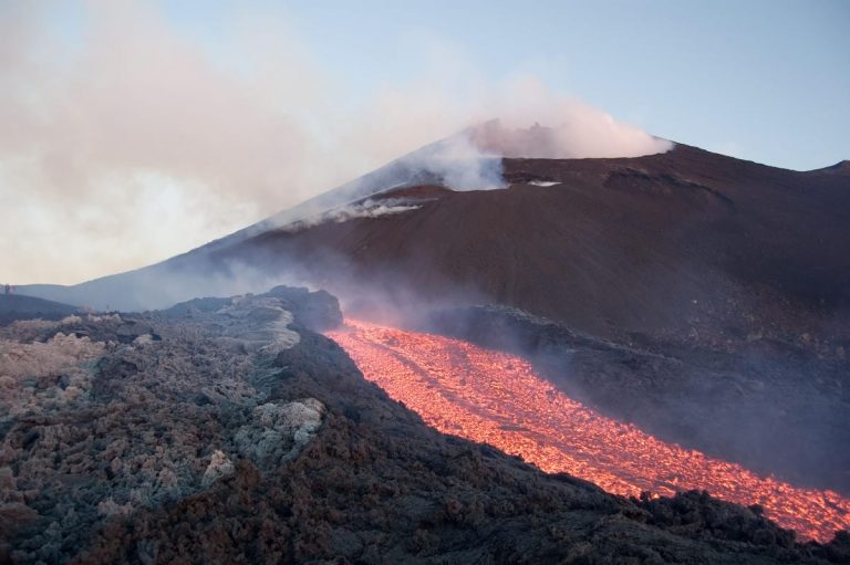 Etna, la Protezione civile ha alzato il livello di allerta per il vulcano siciliano