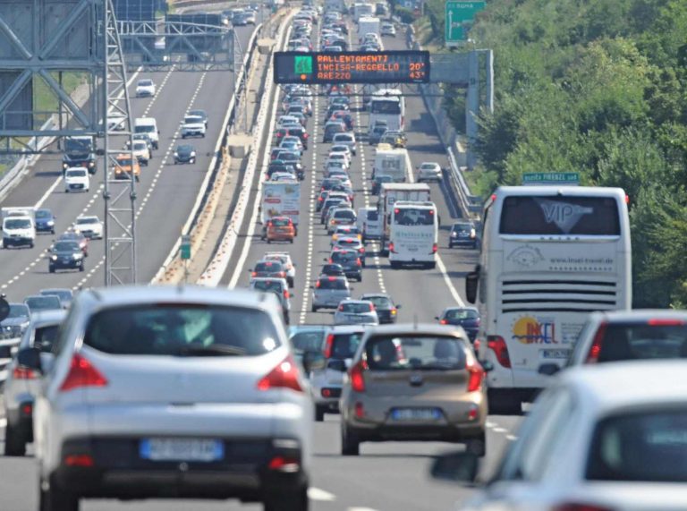 Grave incidente in autostrada in Italia: scontro tra 5 auto ed una moto, soccorsi sul posto. Ecco dove