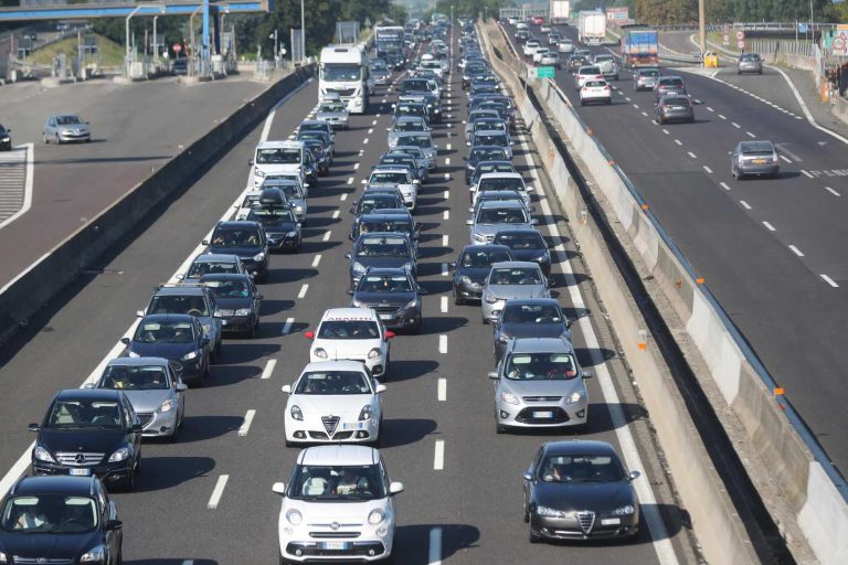 Incidente in autostrada in Italia, traffico bloccato: ci sono 10 chilometri di coda. Ecco cos’è successo e dove