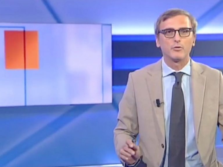 Terremoto a Napoli in diretta tv, paura nello studio del Tg – VIDEO