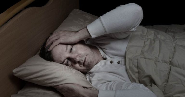 Sudorazioni notturne, quando ci sono anche questi sintomi è bene preoccuparsi Sudorazioni notturne, quando ci sono anche questi sintomi è bene preoccuparsi
