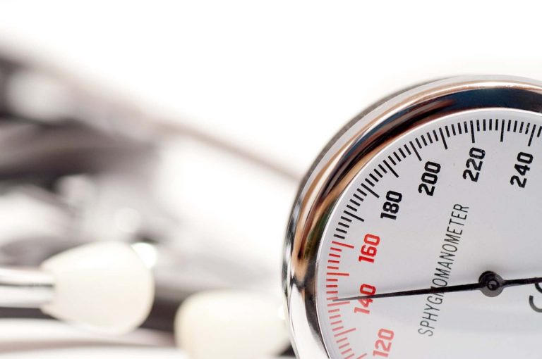 Pressione alta, il cardiologo Christian Heiss spiega quali sono i cibi che aiutano ad abbassarla Pressione alta, il cardiologo Christian Heiss spiega quali sono i cibi che aiutano ad abbassarla