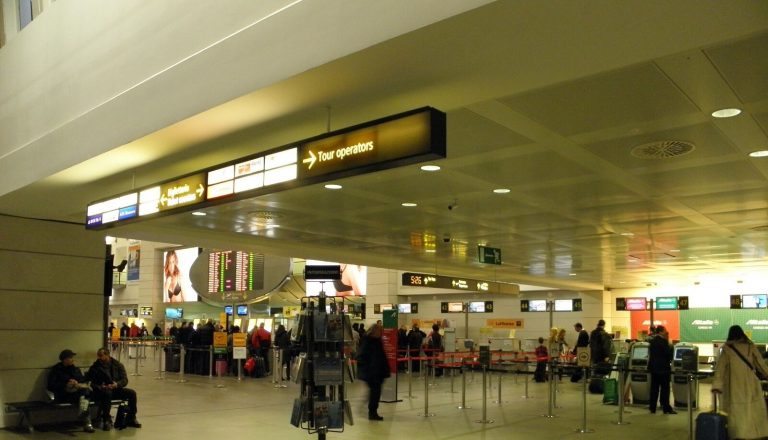 Violenta tromba d’aria con raffiche fino a 150 km/h si abbatte sull’aeroporto italiano. Ci sono danni