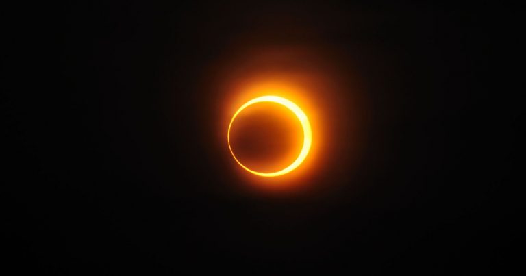 Eclissi solare anulare, arriva il suggestivo evento astronomico: ecco quando e come seguirla