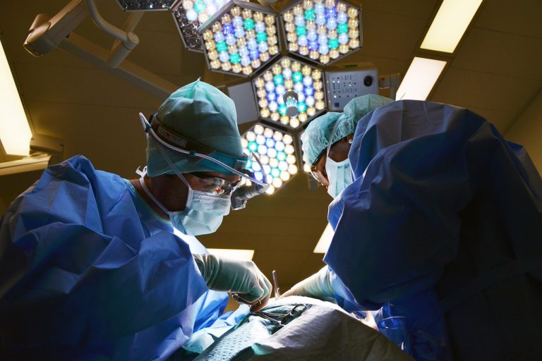 Uomo divorato dal batterio “mangiacarne”, vivo per miracolo: la preoccupazione dei medici Uomo divorato dal batterio “mangiacarne”, vivo per miracolo: la preoccupazione dei medici