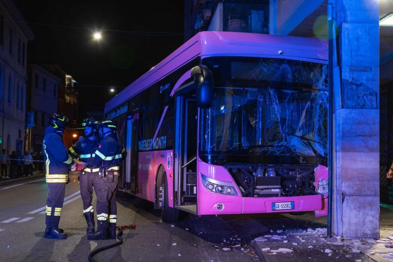 Nuovo incidente per un autobus a Mestre provoca 15 feriti, il conducente svela: “Ho visto…”