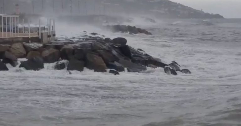 Violenta mareggiata in Italia, ci sono danni agli stabilimenti balneari (VIDEO)