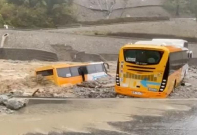 Forte maltempo: la piena del fiume travolge l’autobus in Costa Azzurra (VIDEO)