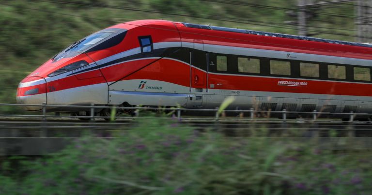 Circolazione ferroviaria sospesa in Italia: ritardi fino a 4 ore. Ecco cosa sta succedendo e dove
