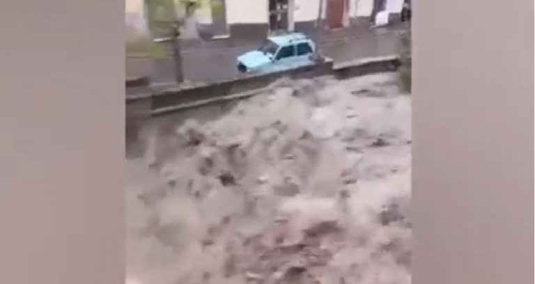 Violento temporale trasforma le strade in fiumi e inonda la città, video impressionante