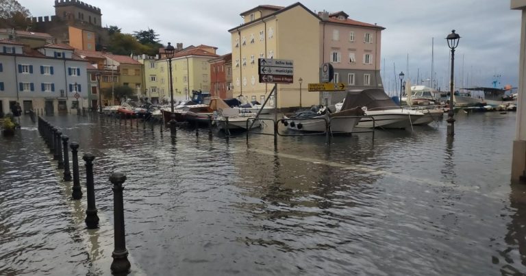 Alta marea, zona sommersa da 15 cm di acqua in Italia: circolazione interrotta. Ecco dove