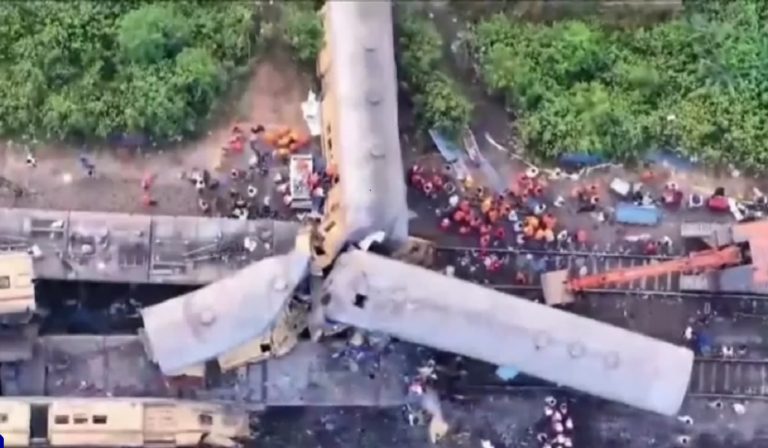 Terribile schianto tra due treni: ci sono 13 morti e 50 feriti. Ecco cos’è successo e dove