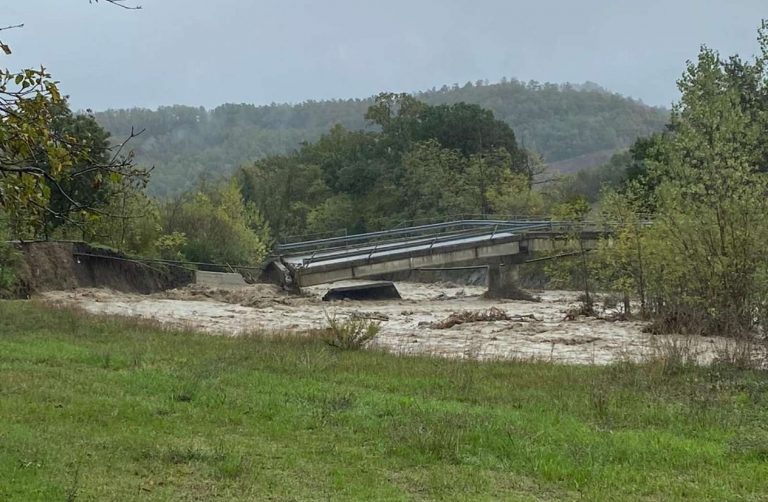 Forte maltempo in Italia, il ponte è crollato: ci sono allagamenti, il torrente Sporzana è esondato. Ecco dove