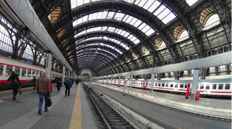Tragedia sui binari in Italia: “Poco prima dell’impatto con il treno…”. Ecco cos’è successo e dove
