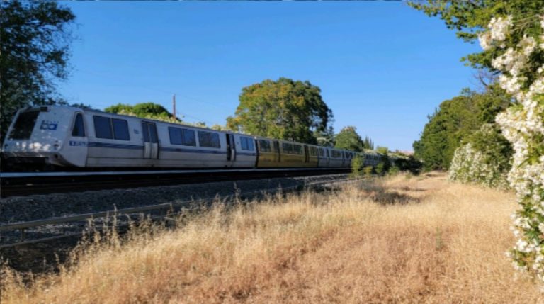 Treno passeggeri deraglia a prende fuoco: ci sono feriti. Ecco cos’è successo e dove