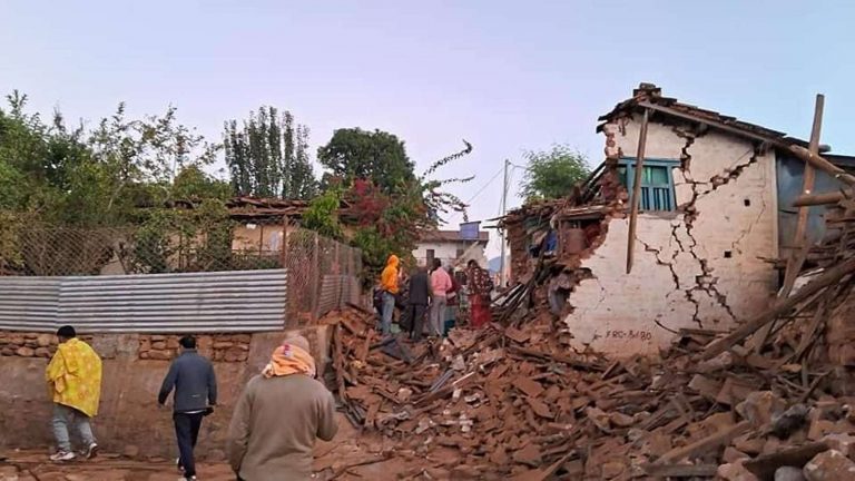 Forte terremoto in Nepal: ci sono almeno 132 morti e 110 feriti. I dati ufficiali della scossa Forte terremoto in Nepal: ci sono almeno 132 morti e 110 feriti. I dati ufficiali della scossa