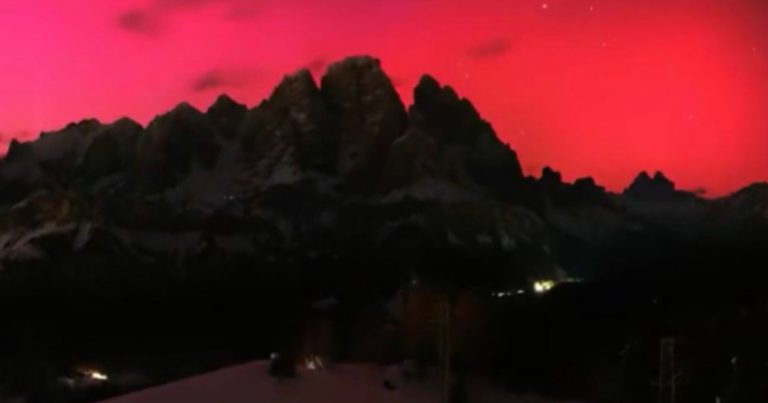 Il cielo si tinge di rosso e viola in Italia: il video emozionante della rarissima aurora boreale