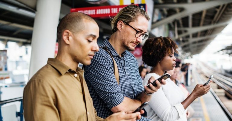 Nomofobia, ecco quali sono i sintomi e come affrontarla Nomofobia, ecco quali sono i sintomi e come affrontarla