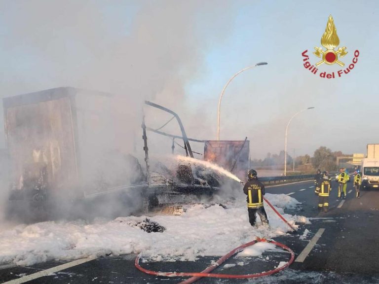 Inferno di fuoco, autostrada chiusa in Italia: 10 chilometri di coda. cos’è successo e dove