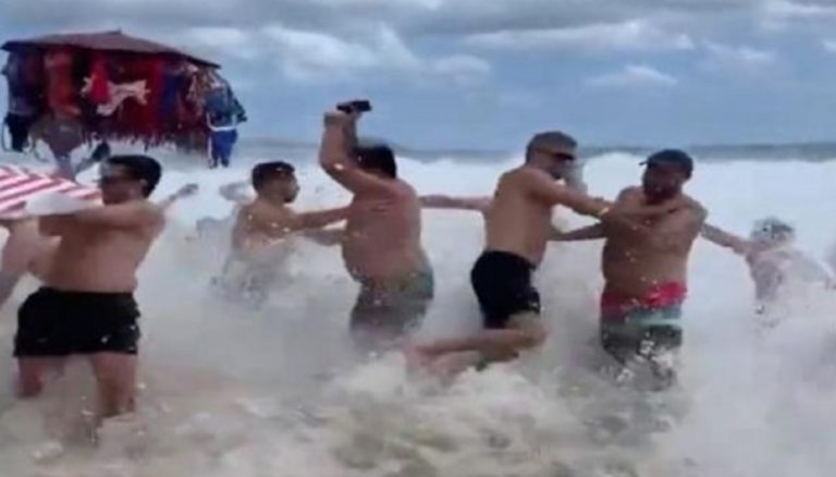 Onda anomala si abbatte sulla spiaggia, bagnanti impauriti in fuga. Il VIDEO