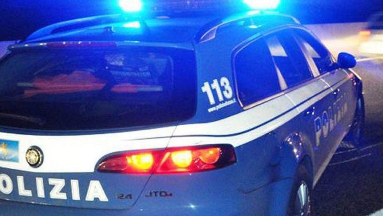 Tragico schianto in galleria tra un autobus e un’auto: ci sono morti. Ecco cos’è successo e dove