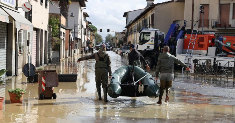 Forte maltempo, esondano i torrenti in Toscana, evacuate oltre 160 persone. Giani: “Recarsi ai piani alti…”