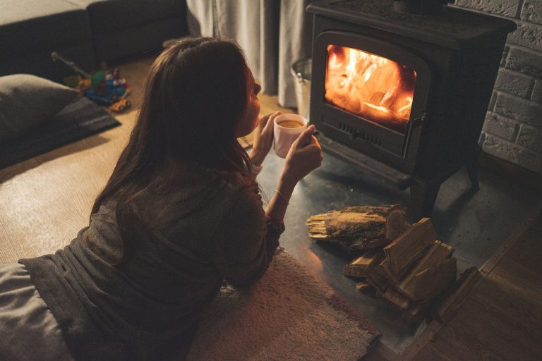 Multe salatissime per chi usa camini e stufe, ecco dove non si potranno più utilizzare