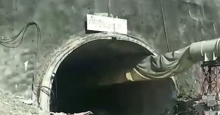 Crolla un tunnel, 40 operai rimangono intrappolati: operazioni di salvataggio in corso. Ecco cosa è successo e dove