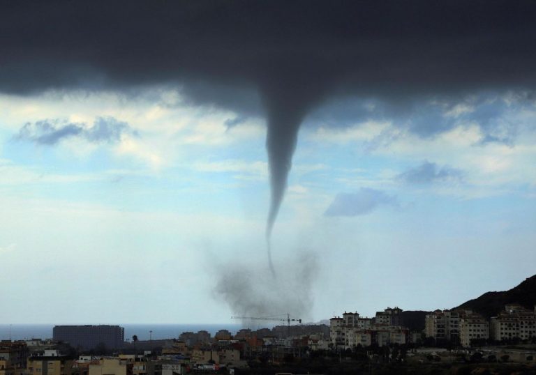 Violenta tromba marina poco fa, momenti di panico: pattino scaraventato in strada. Ecco dove Violenta tromba marina poco fa, momenti di panico: pattino scaraventato in strada. Ecco dove