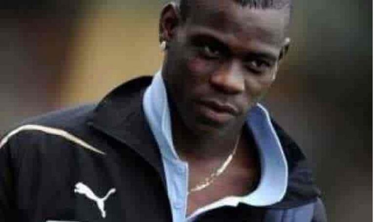 Incidente per Mario Balotelli: esce dall’auto barcollante. Il video