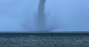 Meteo - Attacco di maltempo sull'Italia, tromba marina e gragnola a Termoli: paura, ma nessun danno