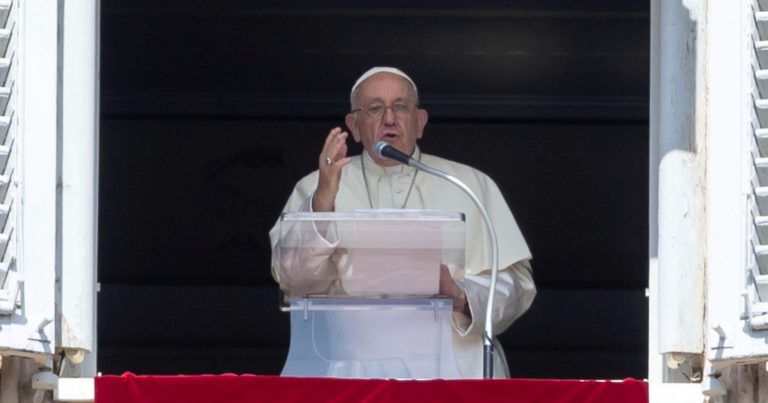 Papa Francesco parla della sua salute: “Mi sto curando, ho una…”