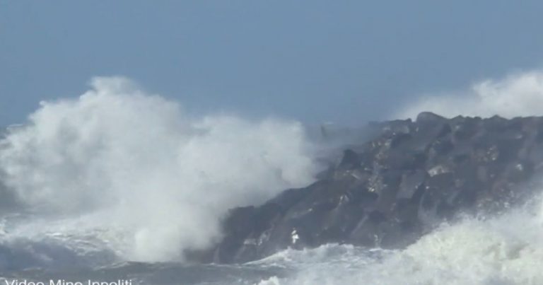 Tempesta di vento, raffiche fino a 100 km/h, mareggiate e strade chiuse sul litorale romano