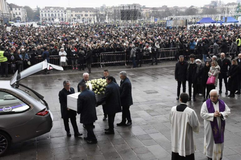 Giulia Cecchettin, il toccante gesto a fine funerale fuori dalla chiesa: “La folla ha…”