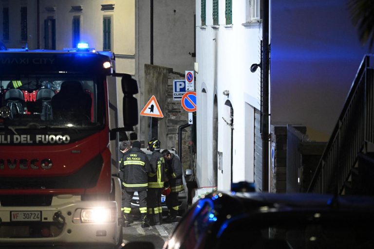 Incendio nel garage di un palazzo in Italia, ci sono 30 evacuati e 10 intossicati