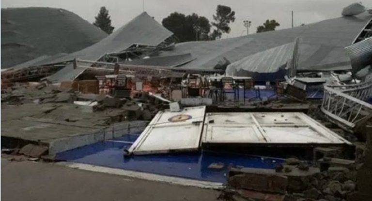 Crolla il tetto dell’impianto sportivo: ci sono 13 morti. Ecco cos’è successo e dove